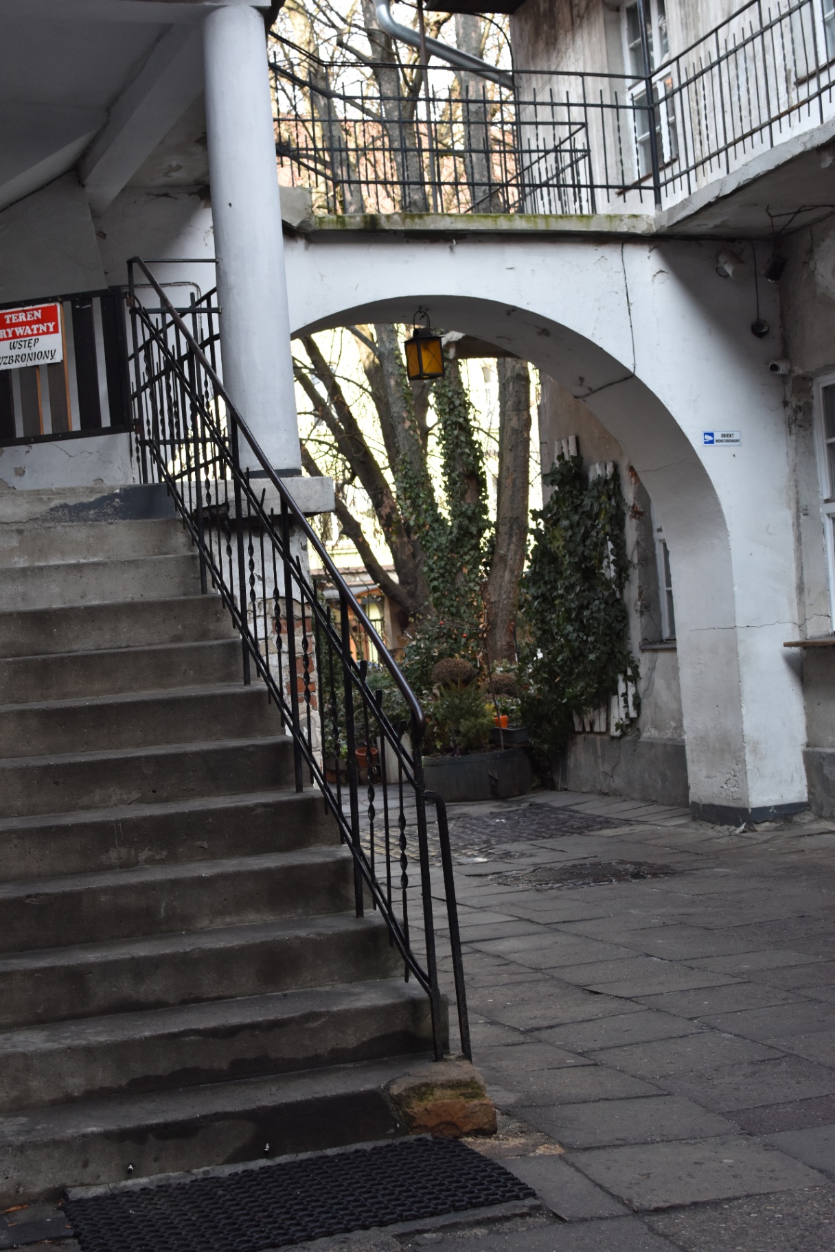 Passagem com escada em pátio histórico de Cracóvia