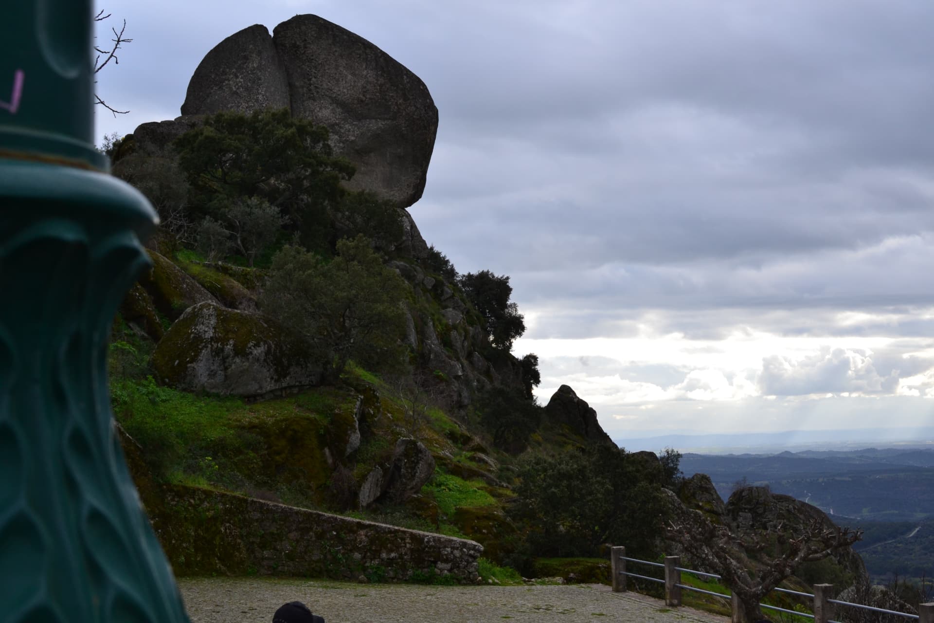 Detalhe arquitetónico em pedra na aldeia histórica de Monsanto