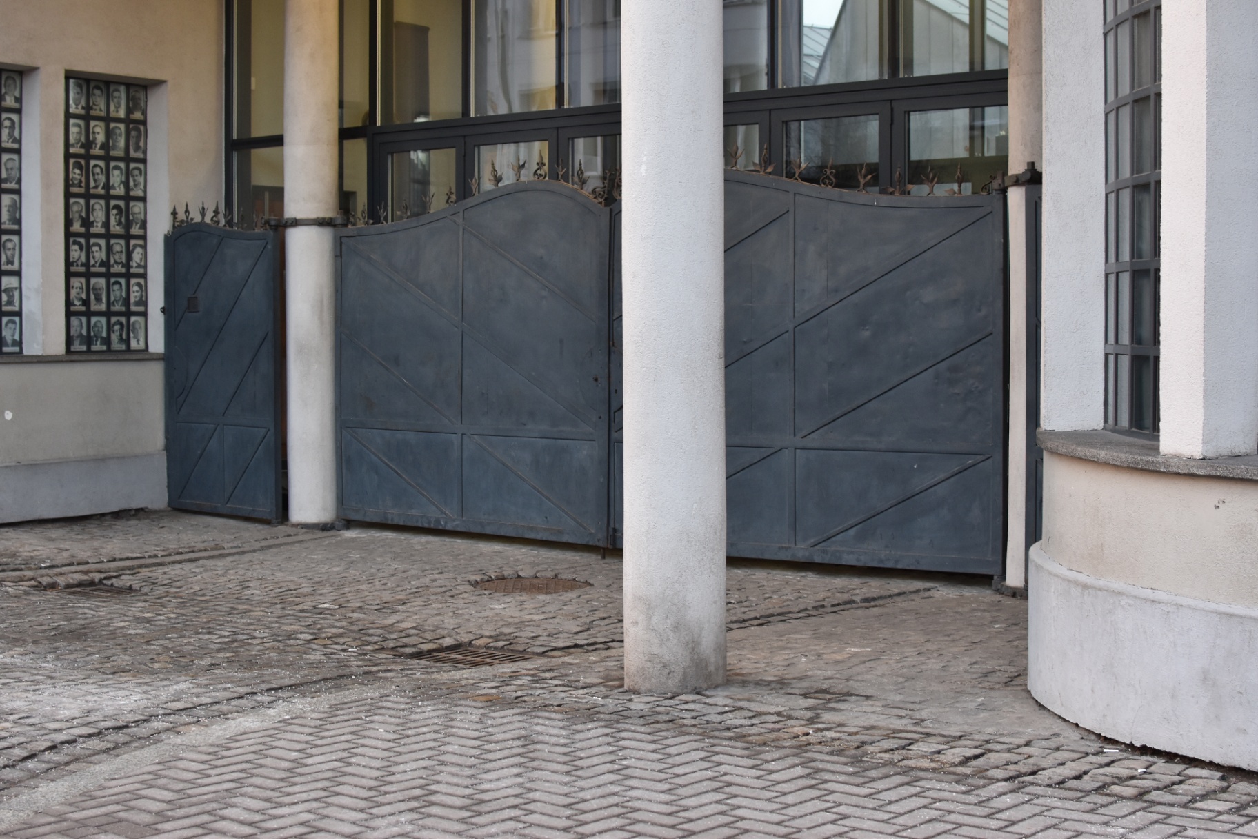 Entrada industrial associada ao complexo da Fábrica de Schindler em Cracóvia