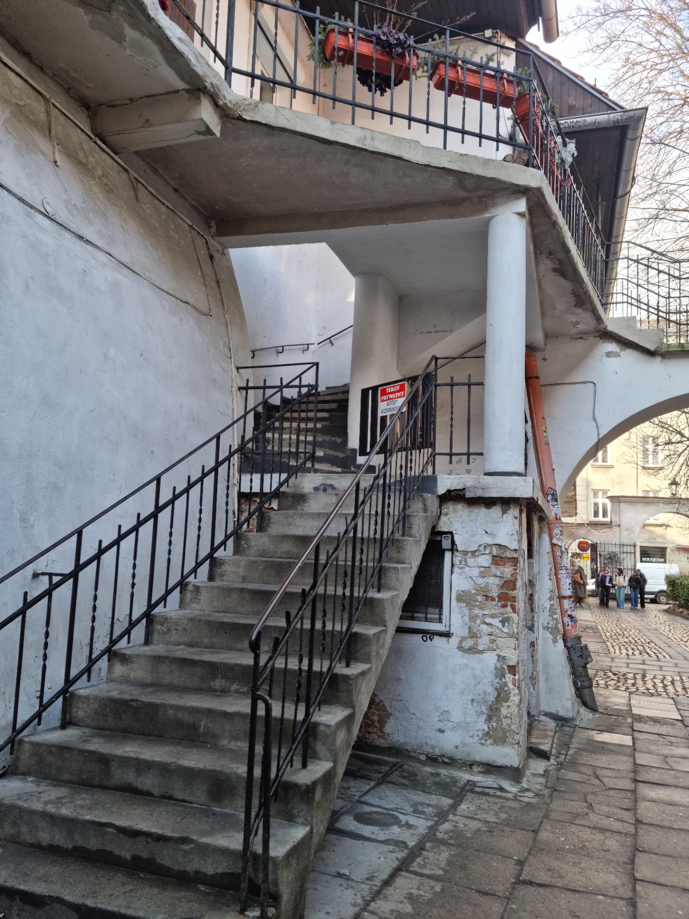 Escadaria e pátio no entorno da Fábrica de Schindler em Cracóvia