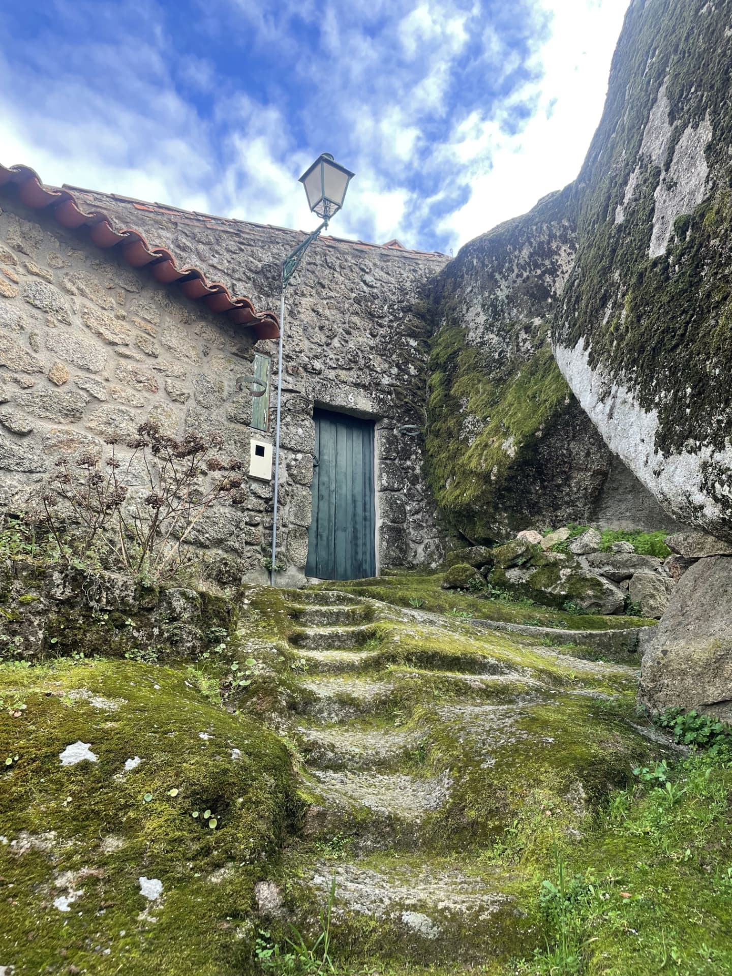 Detalhe das ruas de granito da aldeia de Monsanto