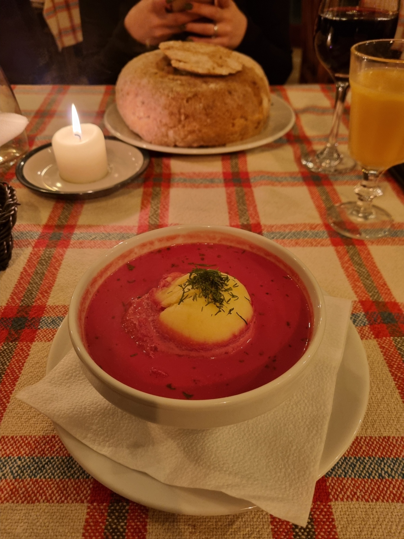 Sopa polonesa servida em bowl de pão em restaurante de Cracóvia