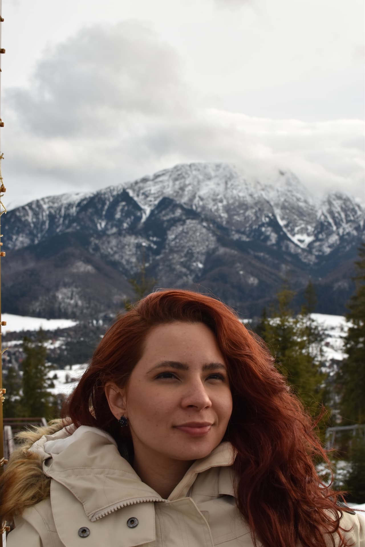 Viajante em mirante com o monte Giewont nevado ao fundo