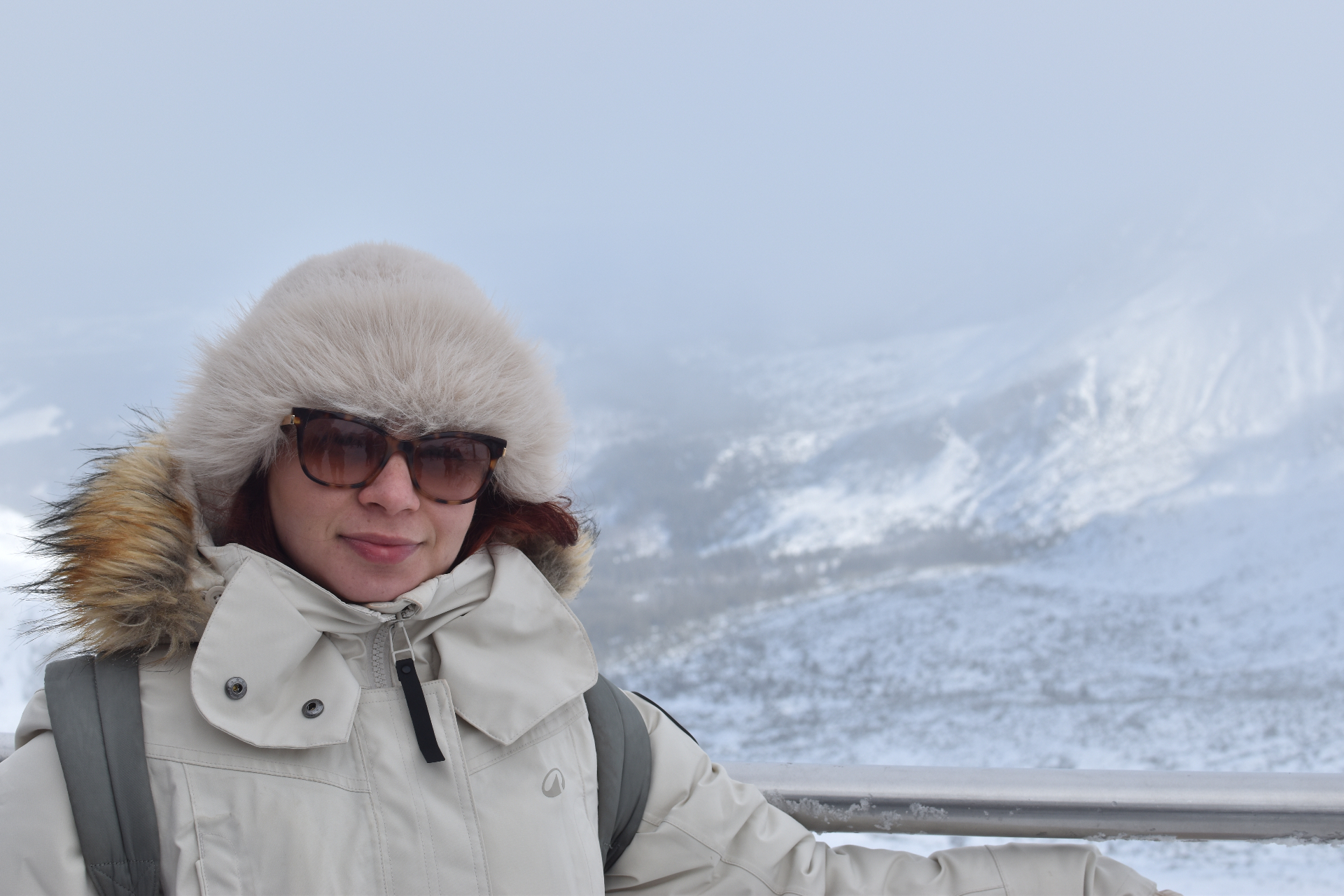 Viajante em mirante nevado de Zakopane