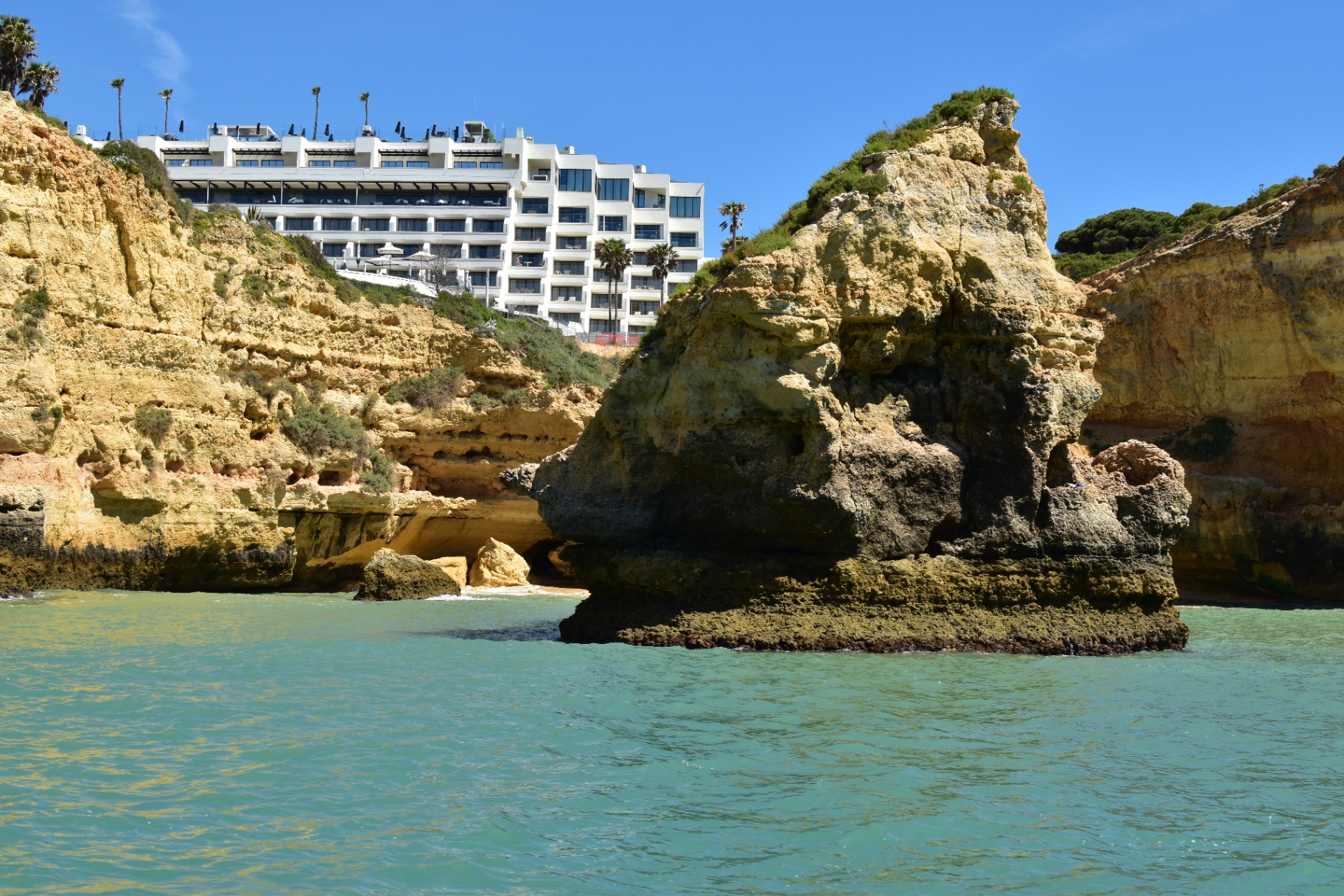 Passeio de barco pela costa do Algarve — falésias e mar turquesa