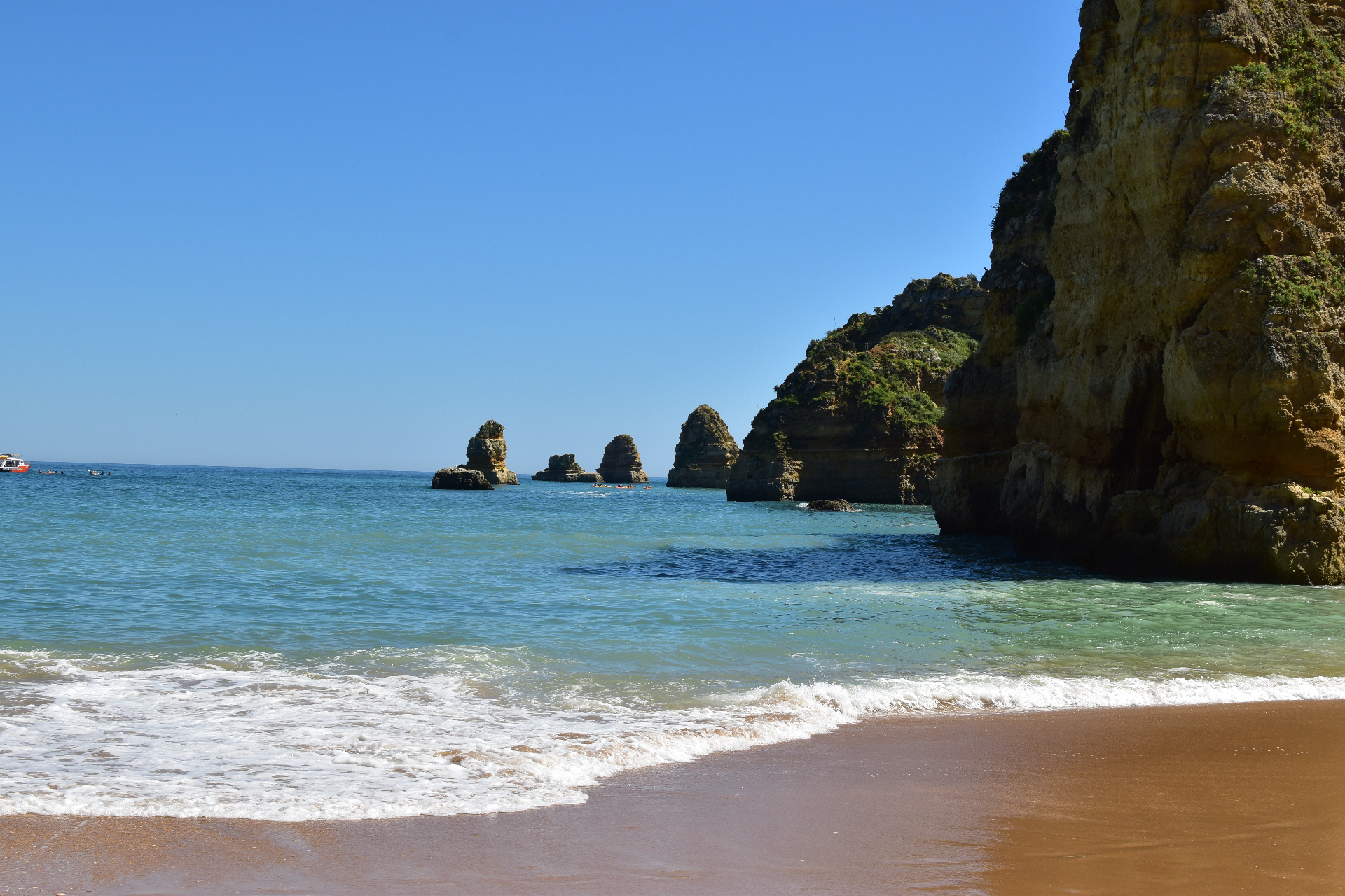 Praia Dona Ana — falésias douradas e mar turquesa
