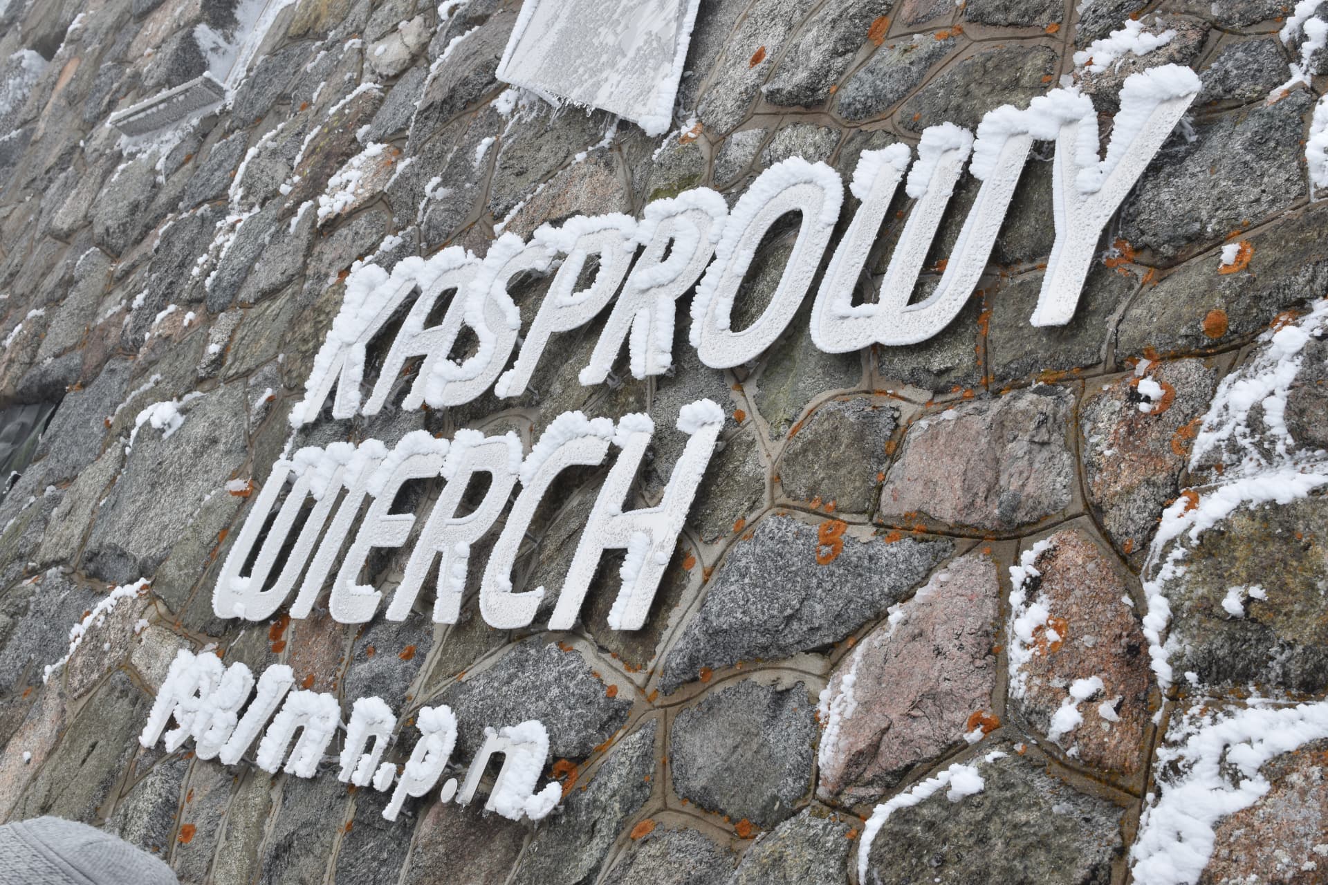 Placa de pedra coberta de gelo no topo do Kasprowy Wierch, a 1.987 metros