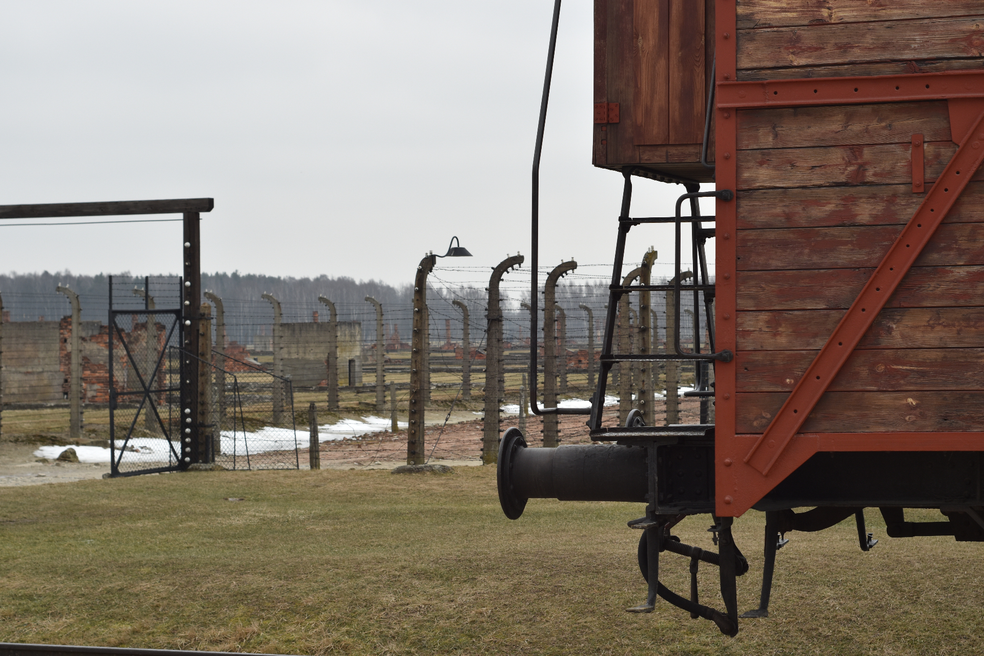 Barracões e cerca de Auschwitz-Birkenau