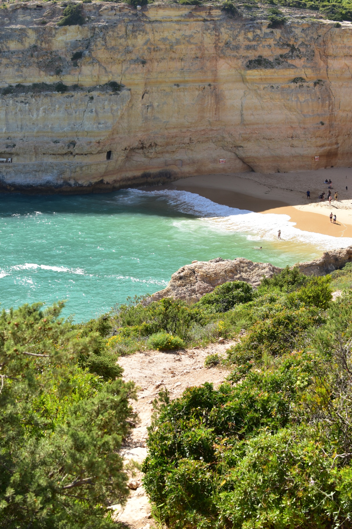 Praia escondida em Carvoeiro com água verde-esmeralda