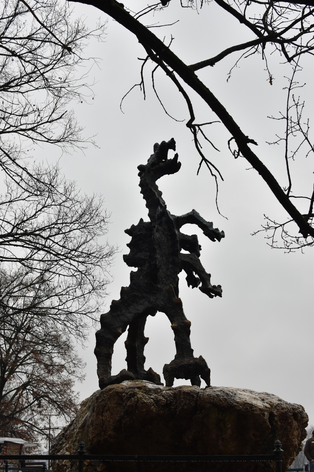 Estátua do Dragão de Wawel em silhueta