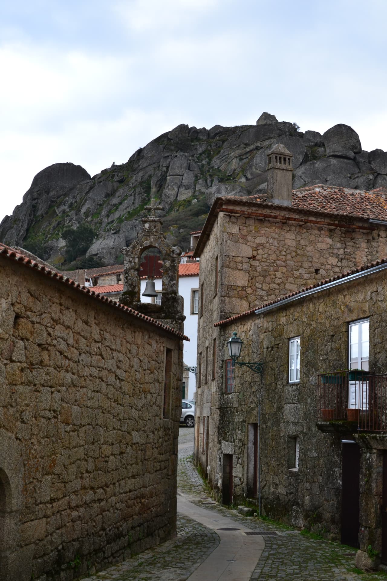 Vista final da serra de Monsanto com formações rochosas