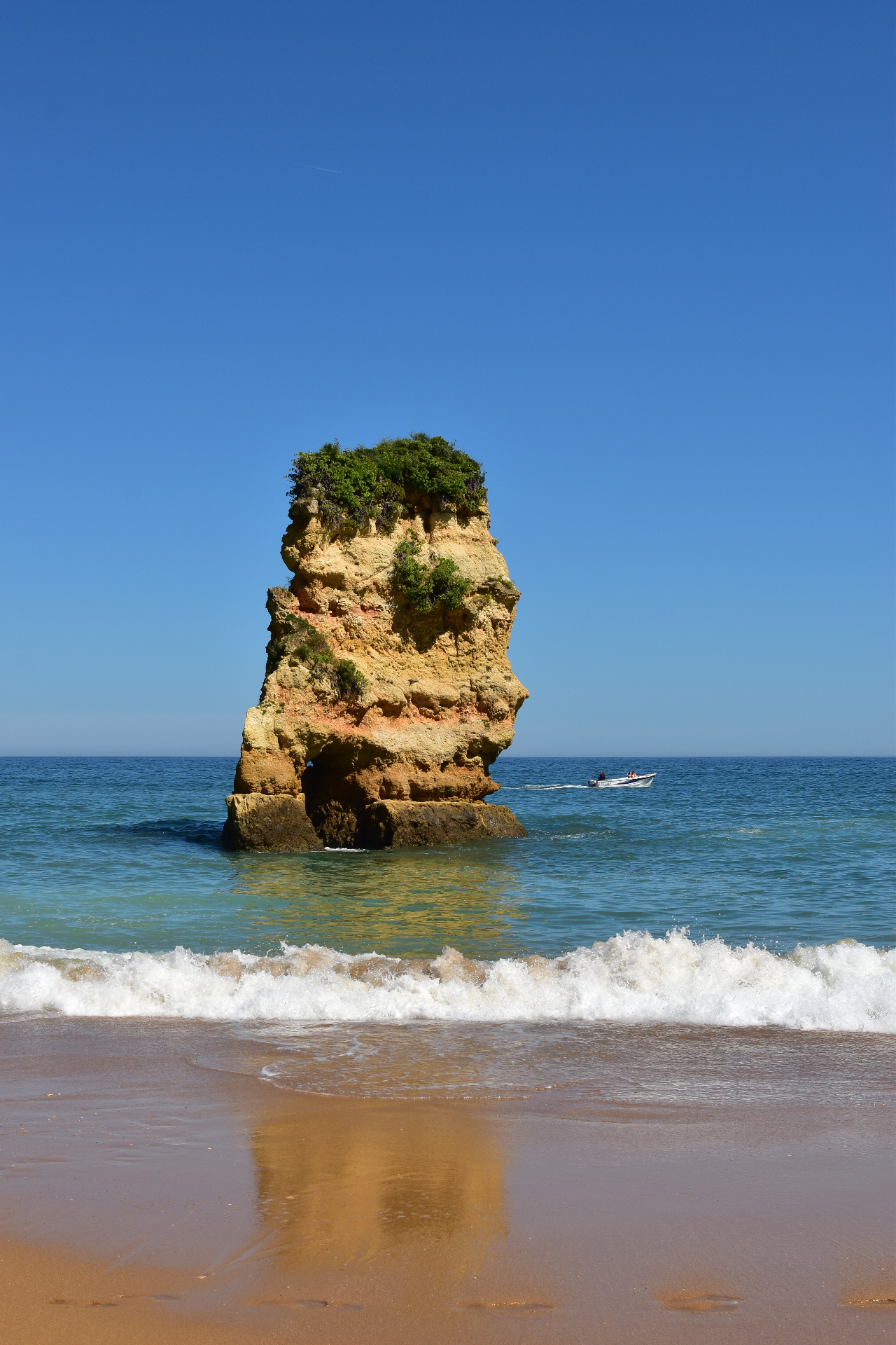 Praia Dona Ana — rocha icônica em meio ao mar