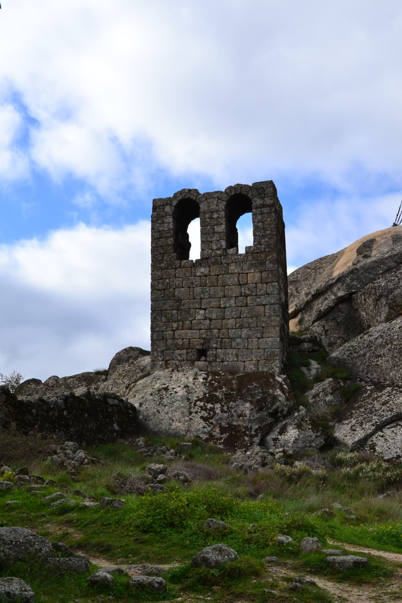 Torre sineira de pedra construída entre rochedos em Monsanto