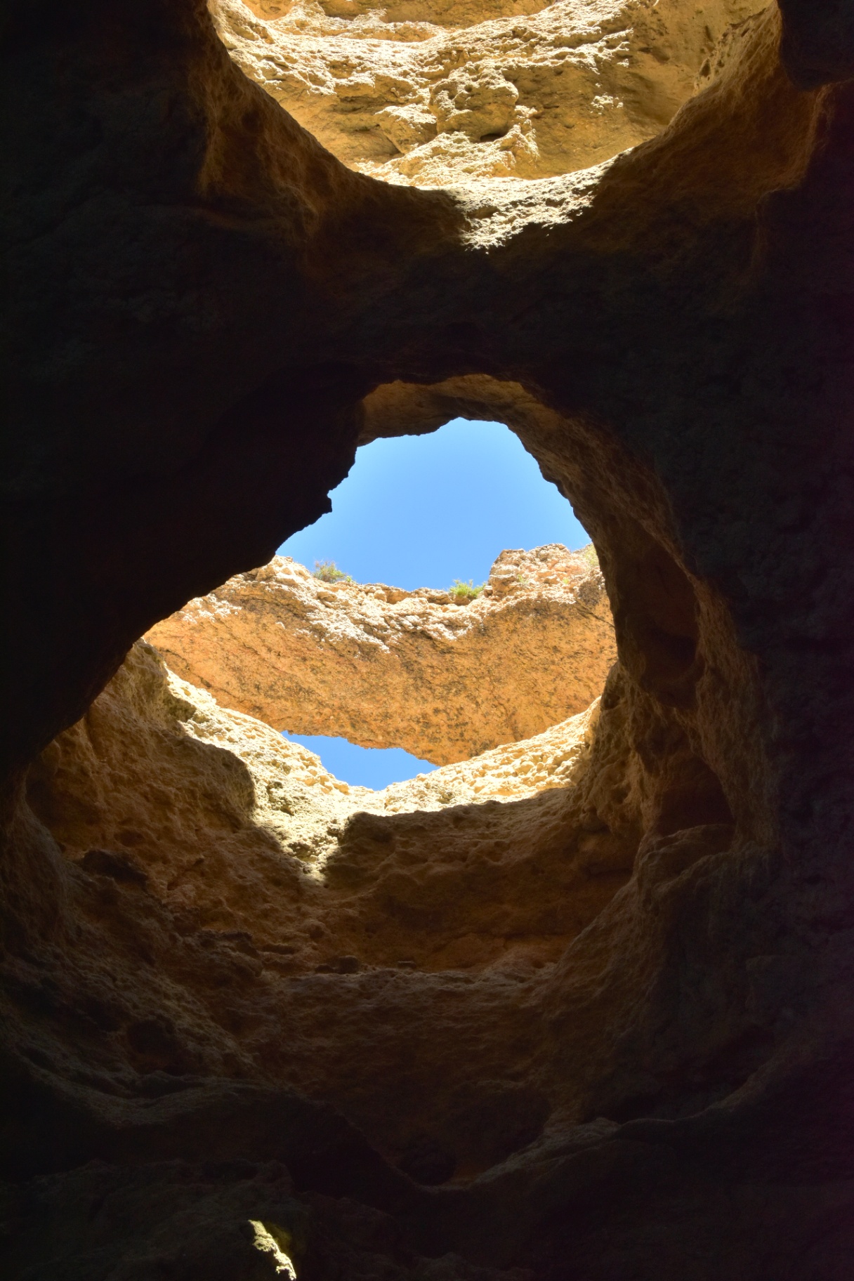 Buraco da Gruta de Benagil visto de dentro, olhando para o céu