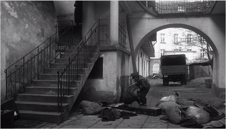 Cena do filme A Lista de Schindler em pátio de Cracóvia