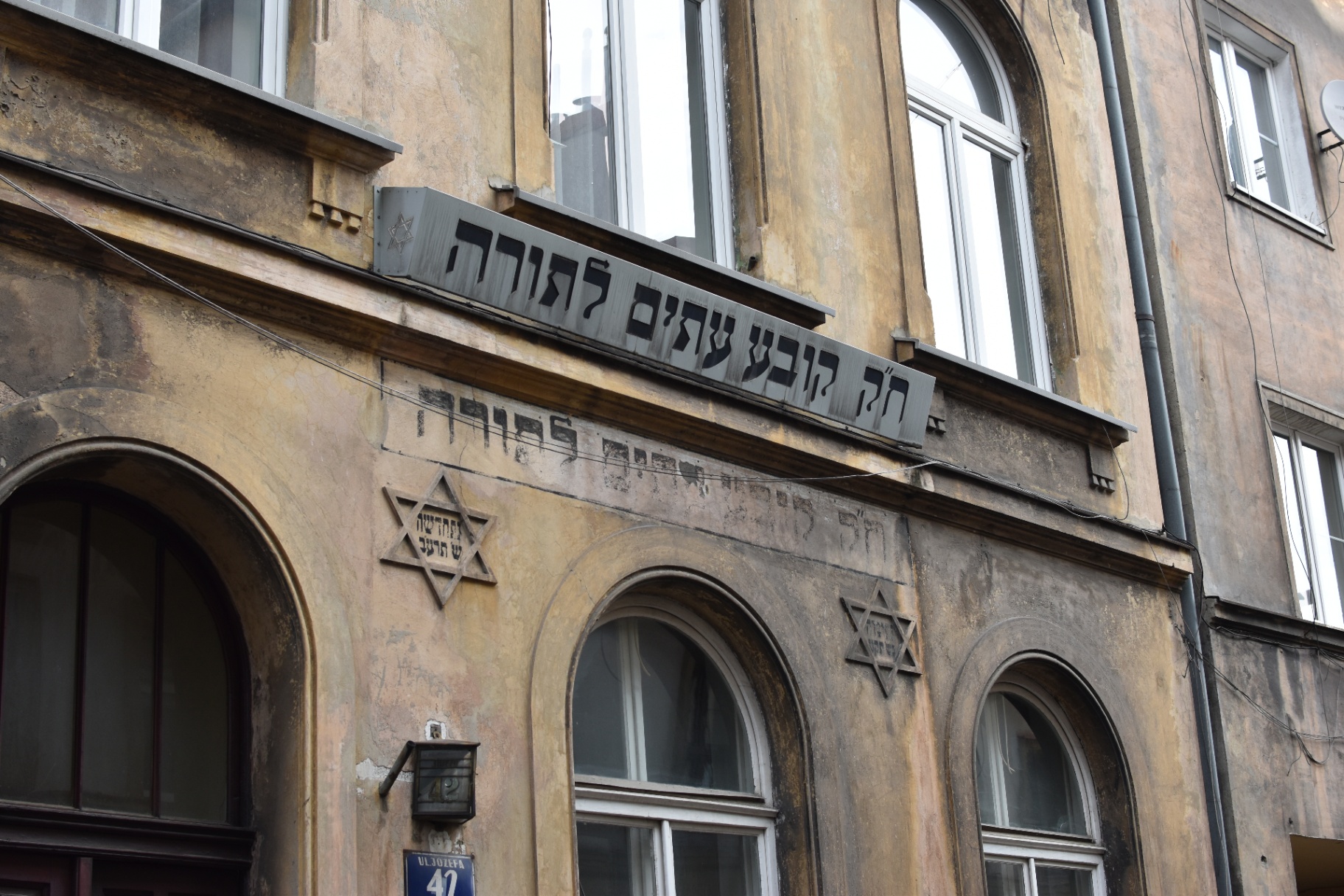 Fachada de sinagoga com inscrições em hebraico em Kazimierz
